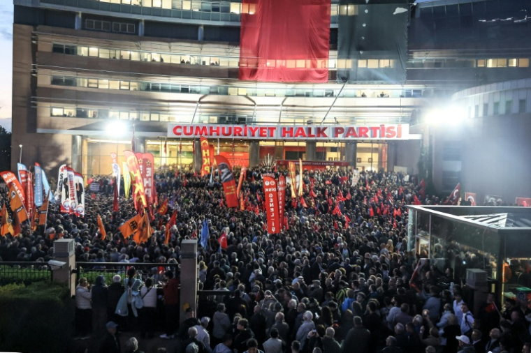 Des partisans rassemblés lors d'une manifestation à laquelle participe le chef du Parti républicain du peuple (CHP), Ozgur Ozel, devant le siège du parti à Ankara, le 22 mai 2026 en Turquie ( AFP / ADEM ALTAN )