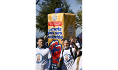 Des employés français de la multinationale suisse-suédoise Tetra Pak lors d'une manifestation près du siège de leur entreprise à Lausanne, le 11 avril 2025. ( AFP / FABRICE COFFRINI )