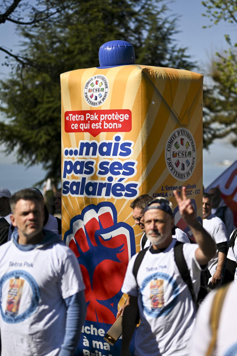 Des employés français de la multinationale suisse-suédoise Tetra Pak lors d'une manifestation près du siège de leur entreprise à Lausanne, le 11 avril 2025. ( AFP / FABRICE COFFRINI )