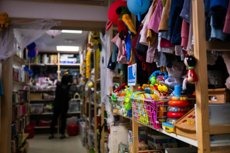 Des vêtements et des jouets dans La P'tite Boutique, à Chaville, dans les Hauts-de-Seine, le 7 novembre 2025 ( AFP / Julie SEBADELHA )