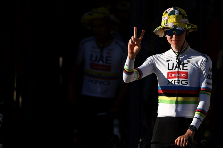 Le coureur slovène de l'équipe XRG, Tadej Pogacar, fait le signe de la victoire lors de la présentation officielle des équipes quelques jours avant le départ de la 112e édition du Tour de France, à Lille, dans le nord de la France, le 3 juillet 2025 ( AFP / Anne-Christine POUJOULAT )