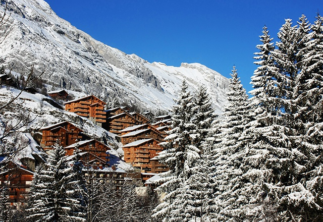 Vous ne le savez pas forcément mais septembre est le mois idéal pour investir à la montagne avec des prix 30 à 50% moins chers qu'en hiver. (crédit : Adobe Stock)
