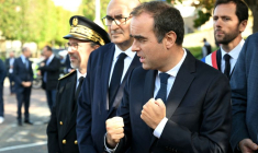 Le Premier ministre français Sébastien Lecornu visite un commissariat de police à L'Haÿ-les-Roses