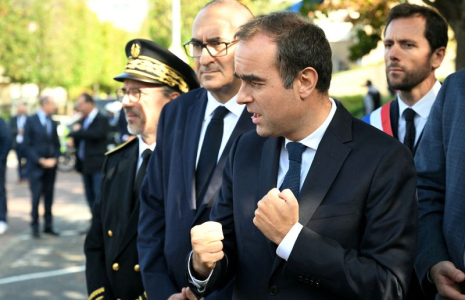 Le Premier ministre français Sébastien Lecornu visite un commissariat de police à L'Haÿ-les-Roses