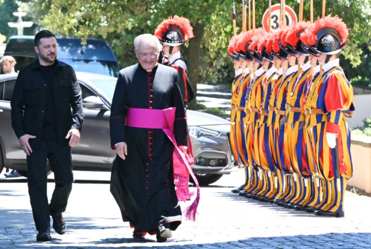 Le président ukrainien Volodymyr Zelensky arrive pour rencontrer le pape Léon XIV à la résidence papale de Castel Gandolfo, au sud-est de Rome, le 10 juillet 2025. ( AFP / Andreas SOLARO )