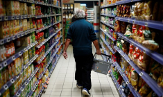 Les clients font leurs courses dans un supermarché à Chanverrie