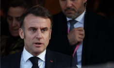 Le président français Emmanuel Macron réagit devant Lancaster House