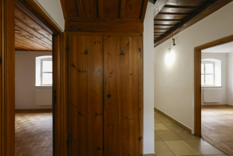Un appartement fraîchement repeint à la résidence Fuggerei, le 1er avril 2025 à Augsbourg, dans le sud de l'Allemagne ( AFP / Michaela STACHE )