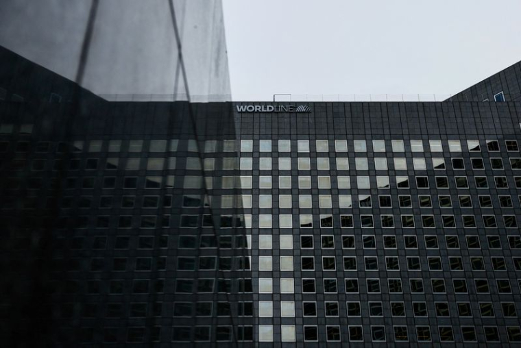 Logo de Worldline au siège de l'entreprise dans le quartier financier et d'affaires de La Défense
