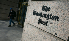 Un homme quitte le bâtiment qui abrite le  Washington Post à Washington le 4 février 2026 ( AFP / Oliver Contreras )