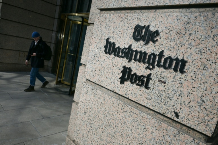Un homme quitte le bâtiment qui abrite le  Washington Post à Washington le 4 février 2026 ( AFP / Oliver Contreras )