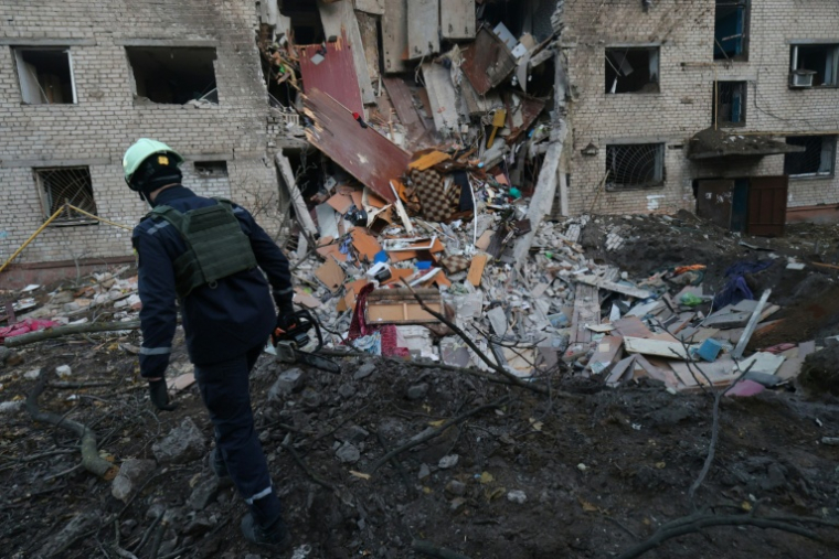 Un secouriste ukrainien au pied d'un immeuble touché par une attaque russe à Zaporijjia, en Ukraine, le 30 octobre 2025 ( AFP / Marina MOISEIENKO )