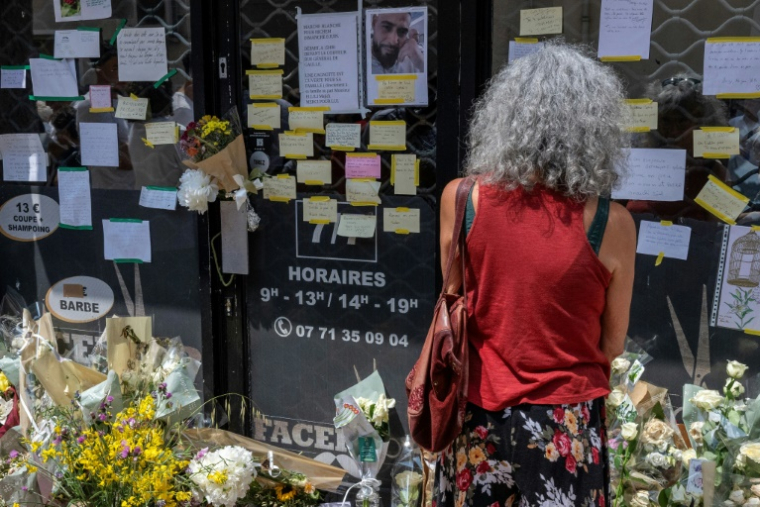 Des fleurs et des messages de condoléances déposés devant le salon de coiffure où le Tunisien Hichem Miraoui travaillait, avant une marche blanche pour lui rendre hommage, le 8 juin 2025 à Puget-sur-Argens, dans le Var ( AFP / Miguel MEDINA )