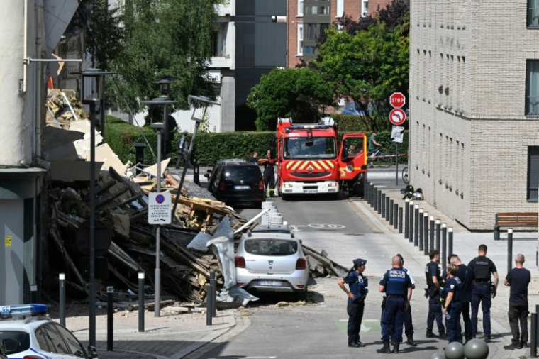 Des policiers et pompiers près de l'ancien hôtel désaffecté qui s'est effondré le 8 août 2025 en milieu de journée à Amiens  ( AFP / Francois NASCIMBENI )