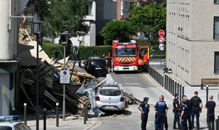 Des policiers et pompiers près de l'ancien hôtel désaffecté qui s'est effondré le 8 août 2025 en milieu de journée à Amiens  ( AFP / Francois NASCIMBENI )