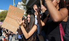 Un élève brandit une pancarte indiquant "Nos classes débordent, notre patience aussi", lors d'une manifestation dans le centre de Brest, le 1er octobre 2026 ( AFP / FRED TANNEAU )