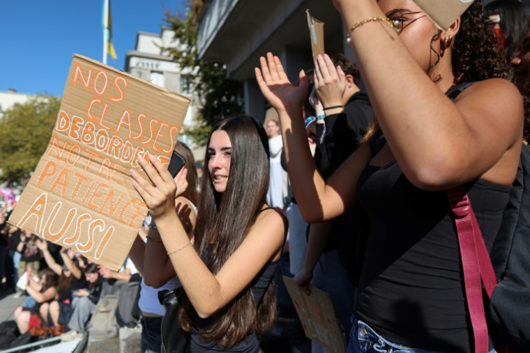 Un élève brandit une pancarte indiquant "Nos classes débordent, notre patience aussi", lors d'une manifestation dans le centre de Brest, le 1er octobre 2026 ( AFP / FRED TANNEAU )