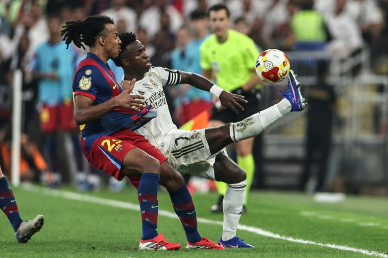 L'attaquant du Real Madrid Vinicius Junior face au latéral de Barcelone Jules Koundé en finale de la Supercoupe d'Espagne le 11 janvier 2026 à Jeddah ( AFP / Fadel SENNA )