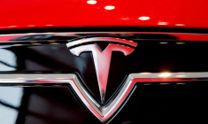 Un logo Tesla sur une Model S à l'intérieur d'une concession Tesla à New York
