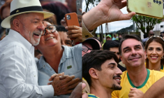 Le président brésilien Luiz Inacio Lula da Silva (g), candidat à sa réélection, posant avec un soutien à Rio de Janeiro, le 23 mai 2026, et son adversaire Flavio Bolsonaro (d) faisant de même lors d'un meeting à Juiz de Fora, le 9 septembre 2026 ( AFP / Daniel RAMALHO )