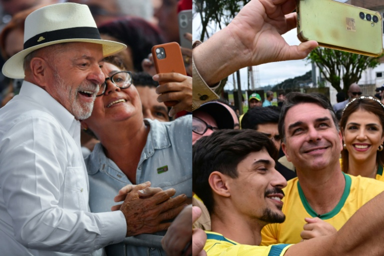 Le président brésilien Luiz Inacio Lula da Silva (g), candidat à sa réélection, posant avec un soutien à Rio de Janeiro, le 23 mai 2026, et son adversaire Flavio Bolsonaro (d) faisant de même lors d'un meeting à Juiz de Fora, le 9 septembre 2026 ( AFP / Daniel RAMALHO )