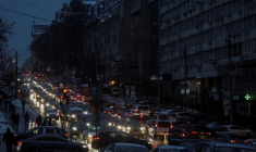 Des voitures dans une rue de Kyiv lors d'une panne d'électricité