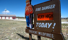 Un panneau appelant à la vigilance sur les feux de forêt à Fairplay, dans le Colorado, le 14 mai 2026 ( AFP / Jason Connolly )