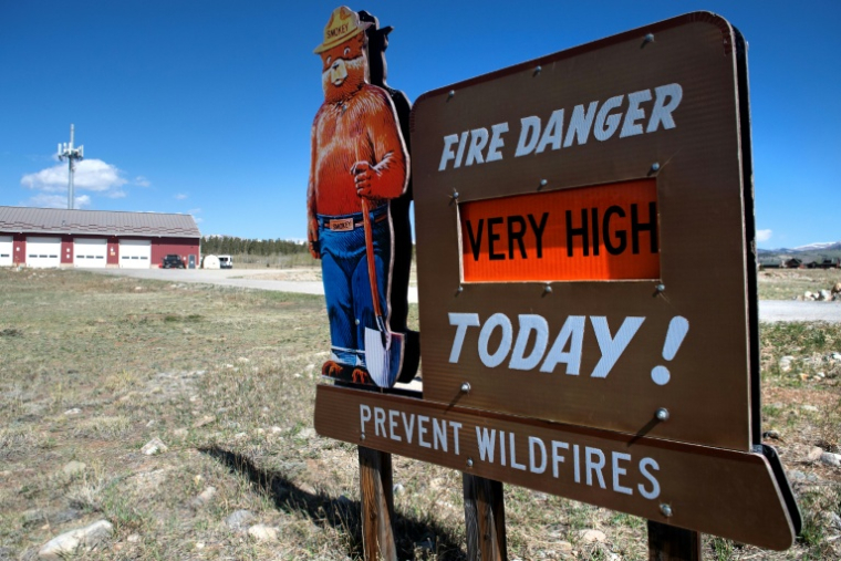 Un panneau appelant à la vigilance sur les feux de forêt à Fairplay, dans le Colorado, le 14 mai 2026 ( AFP / Jason Connolly )