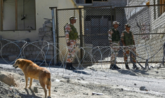 Les forces de sécurité indiennes montent la garde pendant le couvre-feu à Leh, dans l'extrême nord de l'Inde, le 25 septembre 2025 ( AFP / TAUSEEF MUSTAFA )