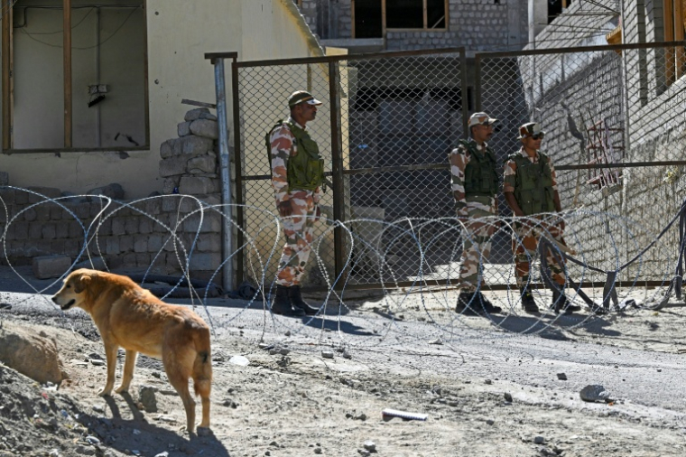 Les forces de sécurité indiennes montent la garde pendant le couvre-feu à Leh, dans l'extrême nord de l'Inde, le 25 septembre 2025 ( AFP / TAUSEEF MUSTAFA )