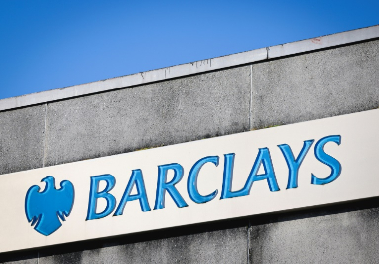 La banque britannique Barclays a écopé d'une amende de 42 millions de livres (48 millions d'euros) de la part du régulateur des marchés financiers, la FCA, pour des manquements en matière de contrôles liés aux crimes financiers ( AFP / Adrian DENNIS )