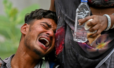 Kalpesh Patni pleure la mort de son frère de 14 ans Akash Patni, à Ahmedabad le 13 juin 2025 ( AFP / Punit PARANJPE )