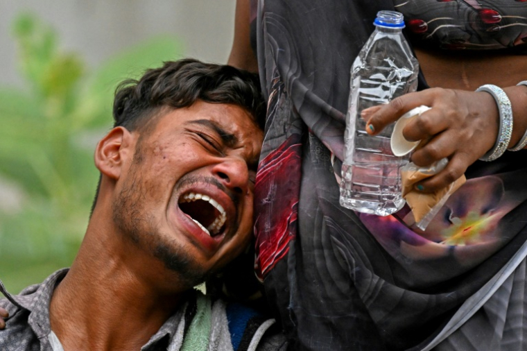 Kalpesh Patni pleure la mort de son frère de 14 ans Akash Patni, à Ahmedabad le 13 juin 2025 ( AFP / Punit PARANJPE )