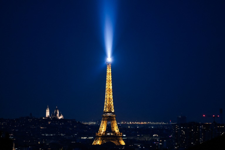 La Tour Eiffel et la basilique du Sacré-Cœur illuminées à Paris le 11 juin 2025 ( AFP / THIBAUD MORITZ )