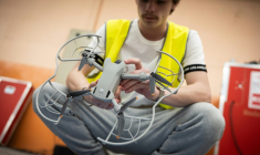 Un élève du lycée Louise Weiss, en spécialité bac professionnel Ciel (Cybersécurité, informatique et réseaux, électronique), à Sainte-Marie-aux-Mines, le 30 avril 2026 ( AFP / SEBASTIEN BOZON )