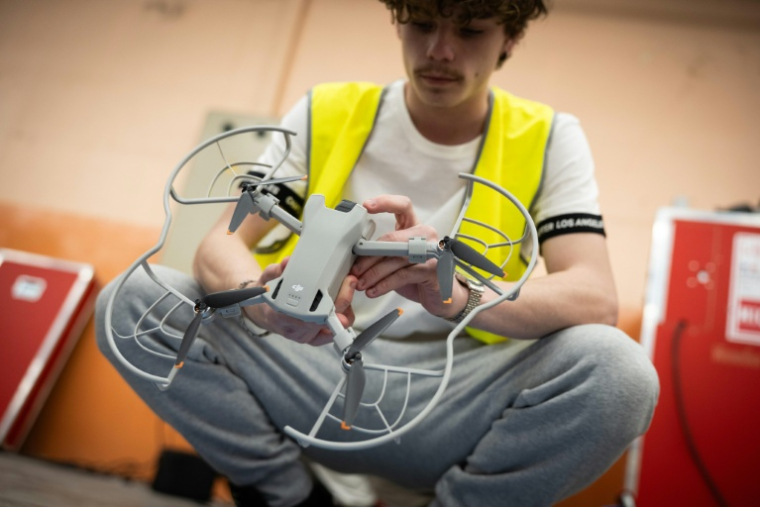 Un élève du lycée Louise Weiss, en spécialité bac professionnel Ciel (Cybersécurité, informatique et réseaux, électronique), à Sainte-Marie-aux-Mines, le 30 avril 2026 ( AFP / SEBASTIEN BOZON )