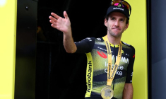 Simon Yates célèbre sur le podium après avoir remporté la 10ème étape du Tour de France