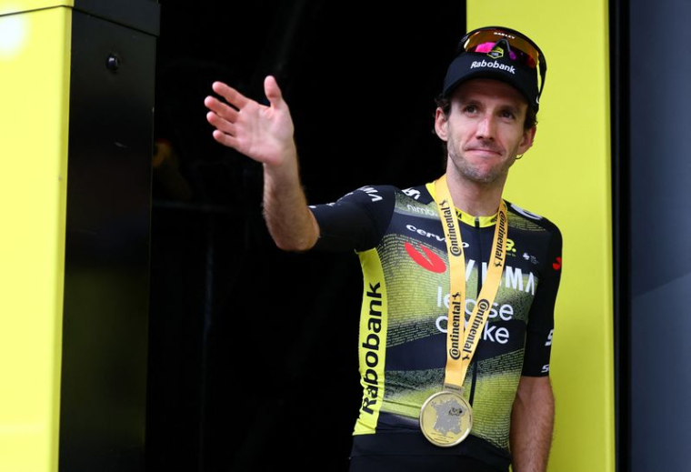 Simon Yates célèbre sur le podium après avoir remporté la 10ème étape du Tour de France