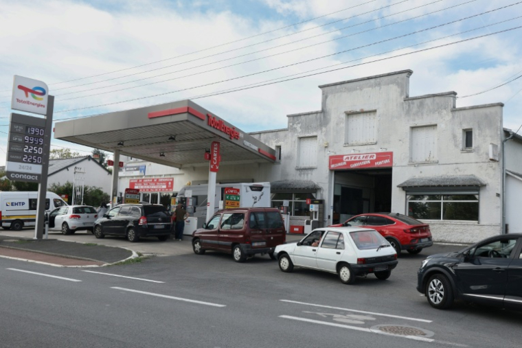 Des véhicules font la queue pour accéder à une station-service TotalEnergies à Civray-de-Touraine, en Indre-et-Loire, le 17 septembre 2026 ( AFP / Alain JOCARD )
