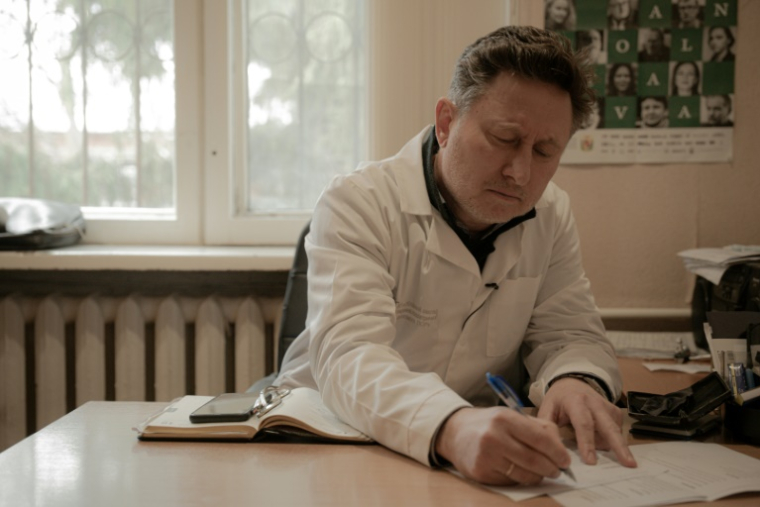 Le psychiatre Oles Telioukov dans son bureau de l'hôpital psychiatrique de Poltava, en Ukraine, le 19 mars 2025 ( AFP / Ivan SAMOILOV )