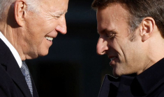 Le président américain Joe Biden et Emmanuel Macron lors d'une cérémonie à la Maison Blanche
