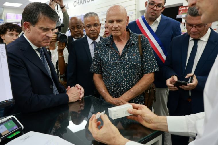 Le ministre des Outre-mer Manuel Valls lance la campagne de vaccination contre le chikungunya le 7 avril 2025 à L'Etang-Salé, à La Réunion ( AFP / Richard BOUHET )