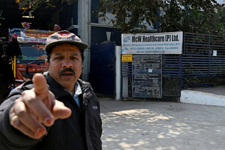 Un agent de sécurité à l'extérieur de l'usine de fabrication de la société pharmaceutique indienne McW Healthcare à Indore, dans le centre de l'Inde, le 19 janvier 2026 ( AFP / Indranil MUKHERJEE )