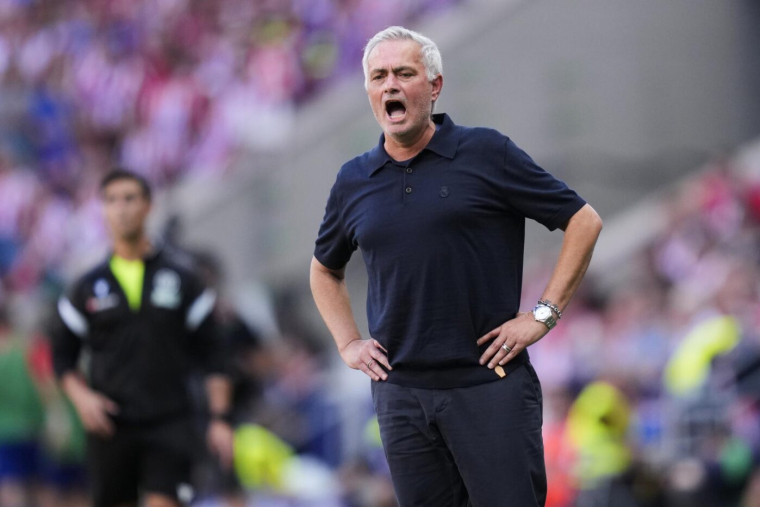 Mourinho s'en prend au « pauvre arbitre » du derby