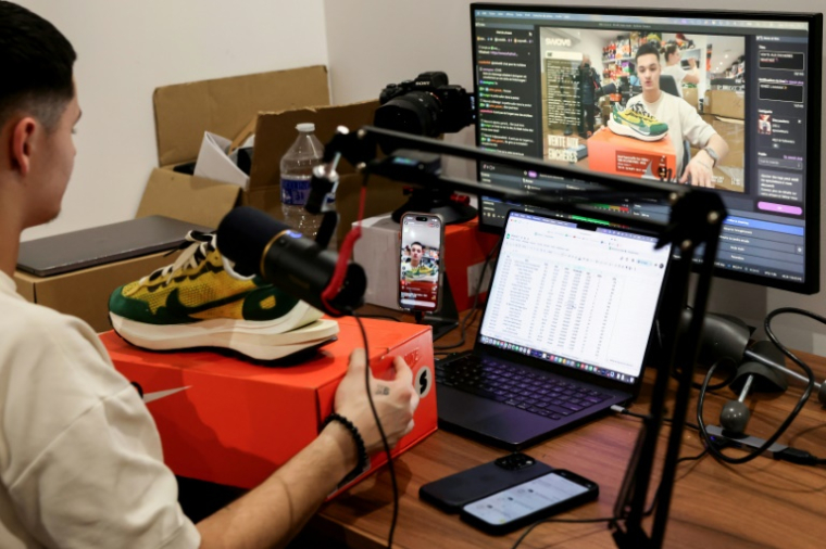 Hugo Carvalho, fondateur de Swave, lors d'une une vente aux enchères de baskets en direct sur l'application Whatnot, à Paris, le 12 mars 2026 ( AFP / ALAIN JOCARD )