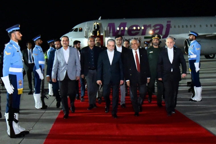 Photo diffusée par le Département de l'information de la presse du Pakistan (PID), le 25 avril 2026, montrant le ministre pakistanais des Affaires étrangères, Ishaq Dar (c,d), et le chef d'état-major de l'armée, Syed Asim Munir (2e g), accompagnant le ministre iranien des Affaires étrangères, Abbas Araghchi (c), à son arrivée à la base aérienne de Nur Khan à Rawalpindi, près d'Islamabad ( Département de l'information de la presse du Pakistan (PID) / Handout )