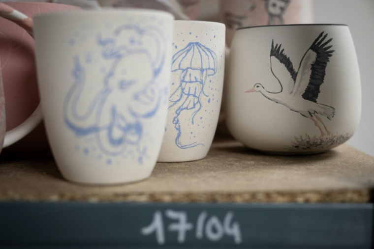 Des tasses décorées lors d'un atelier dans un "café céramique" à Strasbourg, le 21 avril 2026 dans le Bas-Rhin ( AFP / SEBASTIEN BOZON )