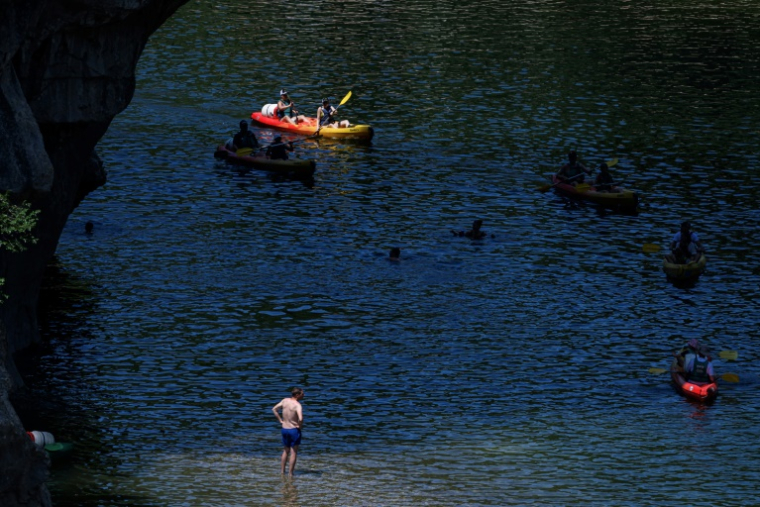 Des vacanciers en canoës et kayaks sur la rivière Ardèche près de Vallon-Pont-d'Arc, le 15 juillet 2025 en Ardèche ( AFP / JEAN-PHILIPPE KSIAZEK )