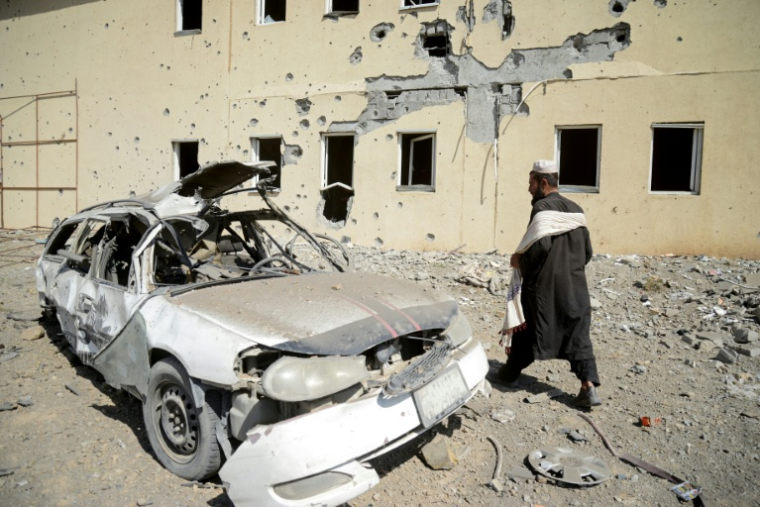 Sur le site d'une frappe pakistanaise près d'un futur camp pour migrants afghans, à Takhta Pul, dans la province afghane de Kandahar, le 28 février 2026 ( AFP / - )