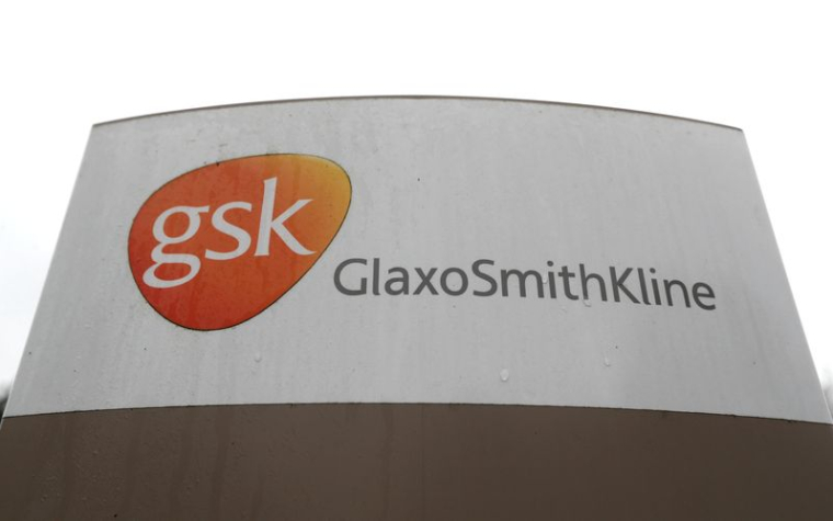 Photo d'archives du logo de GlaxoSmithKline (GSK) au centre de recherche GSK à Stevenage